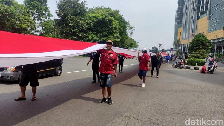 Sopir Truk Bentangkan Bendera Raksasa di Demo ODOL Surabaya