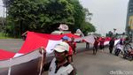 Sopir Truk Bentangkan Bendera Raksasa di Demo ODOL Surabaya