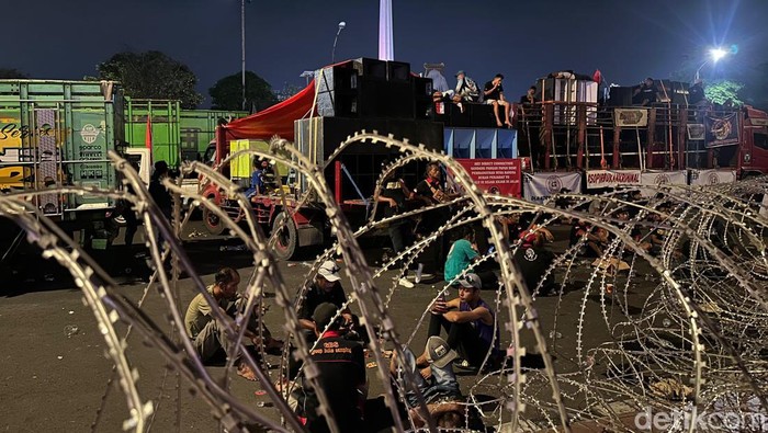 Sopir truk demo ODOL masih bertahan di Kantor Gubernur Jatim hingga Kamis petang.