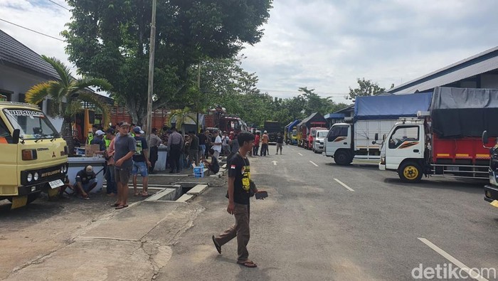 Suasana aksi pelaku usaha dan sopir truk di Gunungkidul, Kamis (19/6/2025).