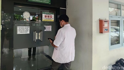 Suasana di area instalasi kedokteran forensik dan pemulasaraan jenazah RSUP Prof Ngoerah pada Kamis (19/6/2025). (Ni Made Lastri Karsiani Putri-detikBali)