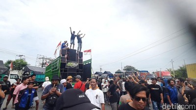 Momen Truk Demo ODOL Blokade Jalan Lingkar Pati