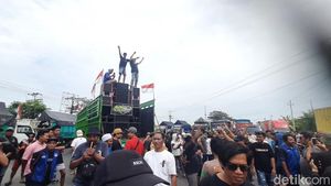 Momen Truk Demo ODOL Blokade Jalan Lingkar Pati