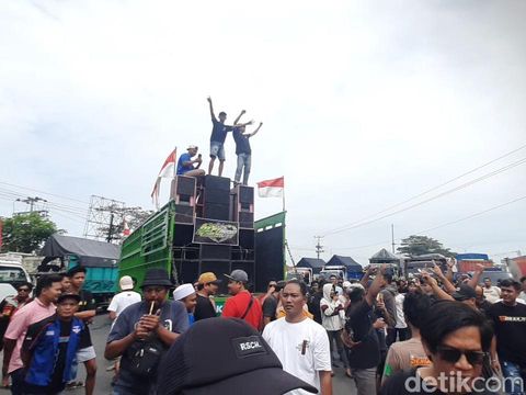 Suasana massa menggelar aksi protes zero ODOL di Jalan Lingkar Selatan Pati, Kamis (19/6/2025).