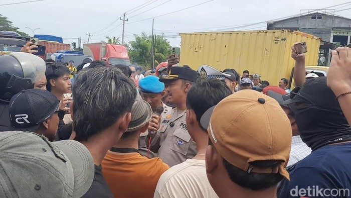 Suasana massa menggelar aksi protes zero ODOL di Jalan Lingkar Selatan Pati, Kamis (19/6/2025).