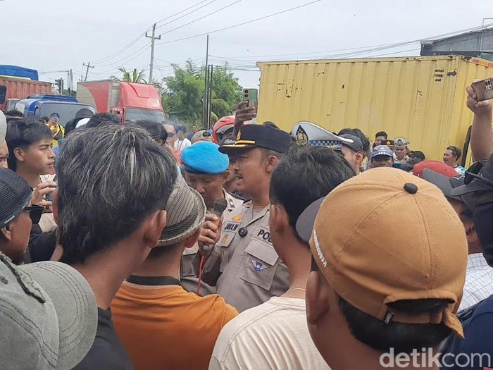 Suasana massa menggelar aksi protes zero ODOL di Jalan Lingkar Selatan Pati, Kamis (19/6/2025).