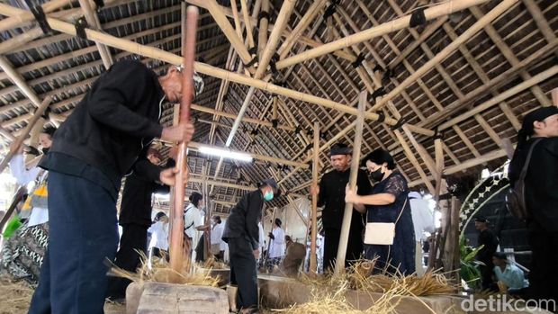 Suasana prosesi menumbuk padi di acara puncak Seren taun Sunda Wiwitan Cigugur 2025
