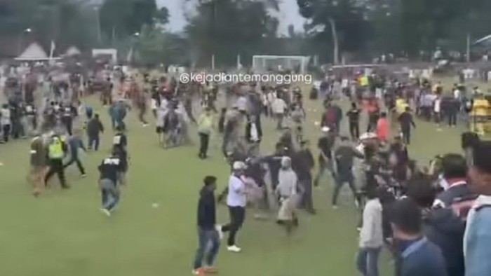 Suasana terjadinya kericuhan dalam pertandingan sepakbola di Lapangan Traji, Kecamatan Parakan, Kabupaten Temanggung, Selasa (17/6).