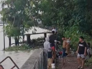 Warga Palembang Ramai-ramai ke Sungai Musi Imbas Distribusi Air Terganggu
