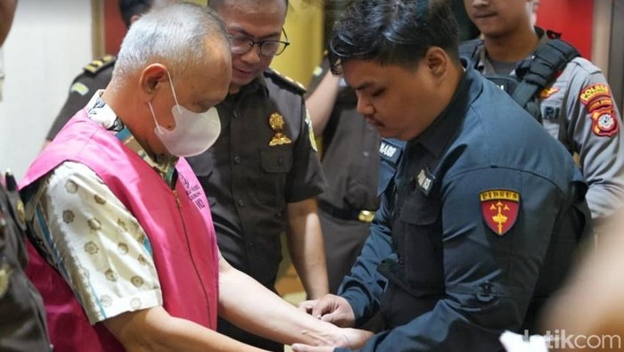 Tengsangka Korupsi Petrogas saat digelandang Jaksa