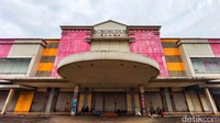Suasana bangunan departemen store Borobudur Plaza yang terbengkalai karena bangkrut di kawasan Bekasi, Jawa Barat, Kamis (19/6/2025).  