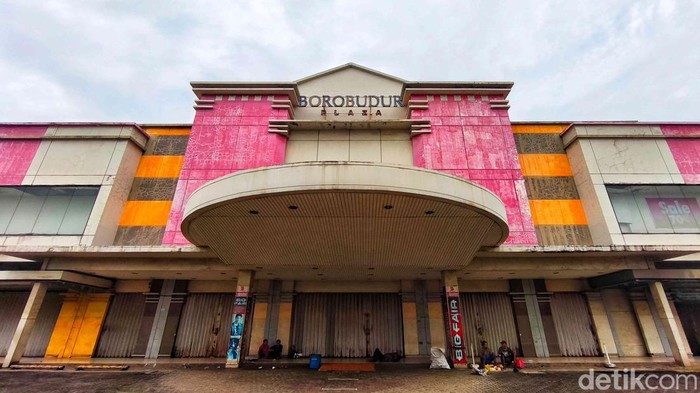 Suasana bangunan departemen store Borobudur Plaza yang terbengkalai karena bangkrut di kawasan Bekasi, Jawa Barat, Kamis (19/6/2025).