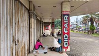 Bagian dalam mal juga tak terurus, dengan seluruh folding gate besi dan pintu kaca tertutup rapat serta dilapisi terpal agar tak bisa dilihat dari luar.  