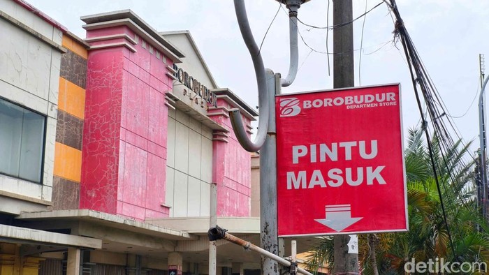 Suasana bangunan departemen store Borobudur Plaza yang terbengkalai karena bangkrut di kawasan Bekasi, Jawa Barat, Kamis (19/6/2025).