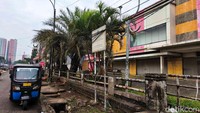 Area parkir pun tak terurus, dipenuhi rumput liar serta tumpukan balok dan papan kayu di beberapa sudutnya.  