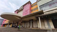 Borobudur Plaza, salah satu pusat perbelanjaan legendaris di Kota Bekasi, kini tampak terbengkalai dan tak lagi beroperasi seperti dulu.  