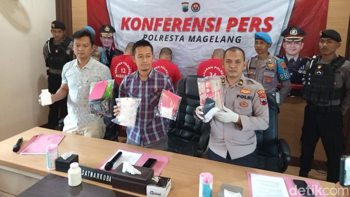 Tersangka dan barang bukti sabu-sabu dan pil yarindo yang diamankan Reserse Narkoba Polresta Magelang dalam rilis, Kamis (19/6/2025).