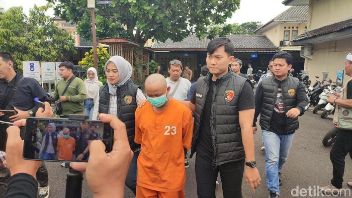 Tersangka kasus dugaan pencabulan guru ngaji di Ciamis kepada muridnya saat dihadirkan di Polres Ciamis.