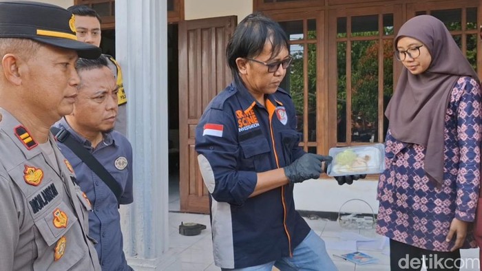 Tim Inafis Polres Tulungagung mengecek makanan tambahan berupa soto yang didapatkan warga dari posyandu hingga warga keracunan.