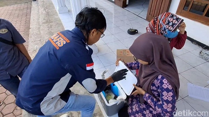 Tim Inafis Polres Tulungagung mengecek makanan tambahan berupa soto yang didapatkan warga dari posyandu hingga warga keracunan.