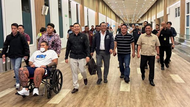 Topou Paea Middlemore, salah satu aktor penembak dua WN Australia di Villa Casa Santisya, Badung, tiba di Terminal Kedatangan Internasional Bandara I Gusti Ngurah Rai seusai ditangkap. (Istimewa)