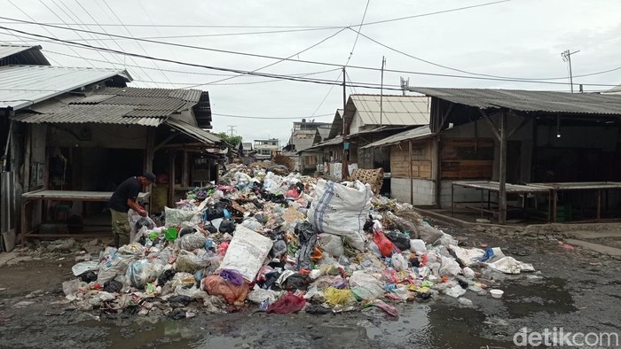 Tumpukan sampah di Pasar Tasikmalaya