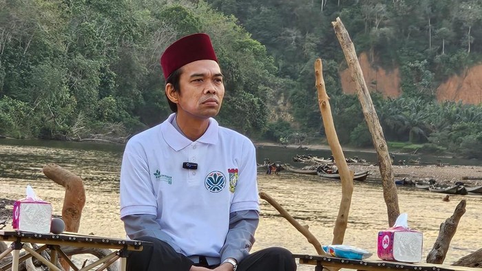 UAS dan Rocky Gerung mengisi diskusi Bakti Religi dan Peduli Lingkungan Polda Riau dalam rangka HUT Bhayangkara ke-79.