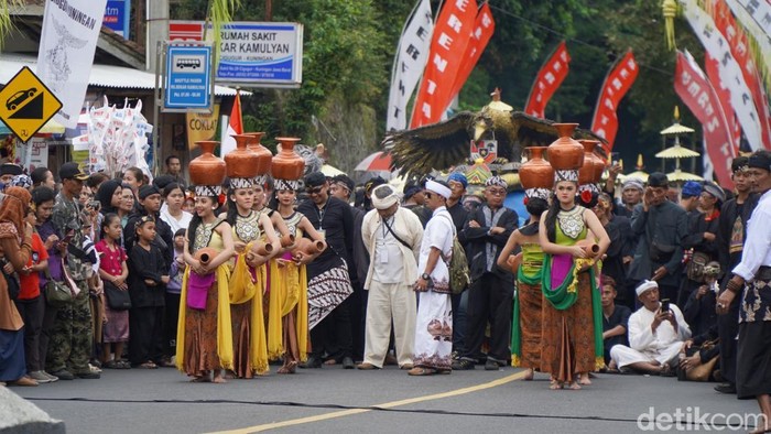Upacara Seren Taun Sunda Wiwitan 2025 di Cigugur
