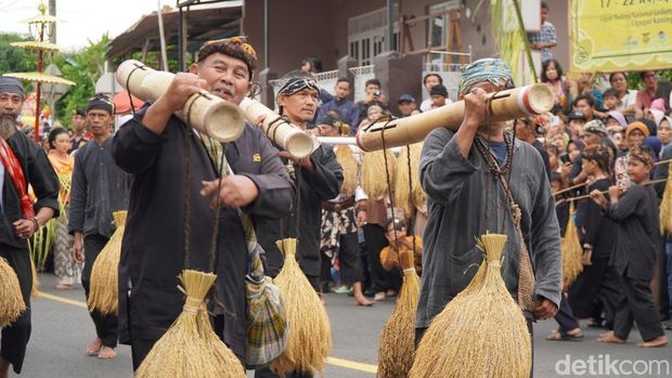 Upacara Seren Taun Sunda Wiwitan 2025 di Cigugur