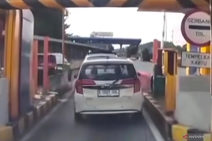 Video menunjukkan mobil 2 kali menerobos gerbang dan tidak membayar tarif tol d kawasan Kota Depok viral di medsos. (Antara/IG @otohubdotco)