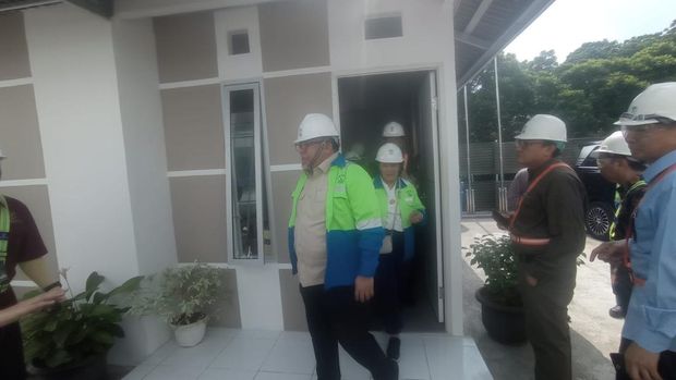 Wamen PKP Fahri Hamzah kunjungan ke pabrik Tatalogam Group di kawasan industri Cikarang, Jawa Barat pada Selasa (17/6/2025).