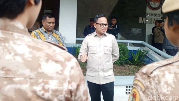 Wamendagri Bima Arya saat meninjau persiapan rertret kepala daerah di Kampus IPDN