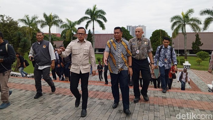 Wamendagri Bima Arya Sugiarto saat mengecek kesiapan retret kepala daerah di Kampus IPDN, Jatinangor, Sumedang.