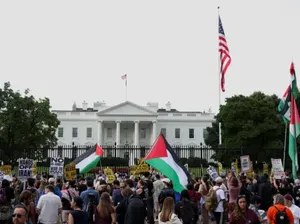 Warga AS Demo Desak Trump Tak Campuri Perang Iran-Israel