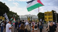 Para demonstran juga memprotes bantuan miliaran dolar yang dikucurkan AS untuk militer Israel dan menyerukan agar Presiden Trump tidak terlibat langsung dalam konflik. (REUTERS/Kevin Mohatt)  
