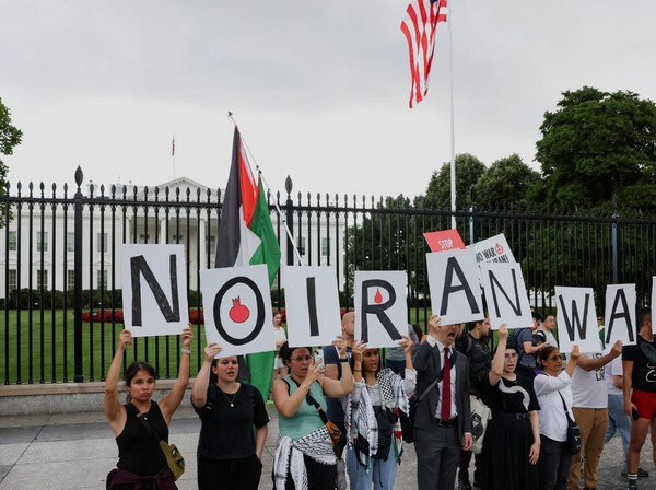 Warga AS Demo Gedung Putih, Desak Trump Tak Ikut Campur Perang Israel-Iran