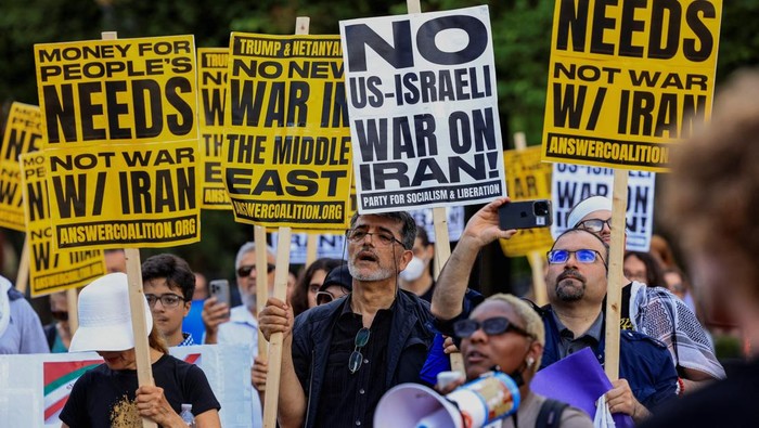 Anti-war activists protest outside the White House following the latest exchange of missile strikes between Iran and Israel, in Washington, D.C., U.S., June 18, 2025. REUTERS/Kevin Mohatt