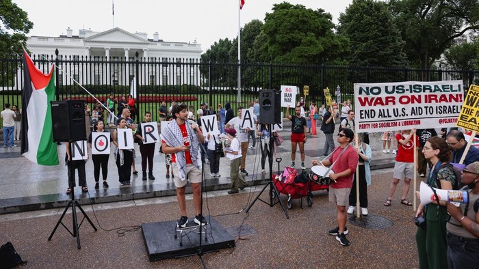 Warga AS Desak Trump Jangan Ikut Campur Perang Israel-Iran Anti-war activists protest outside the White House following the latest exchange of missile strikes between Iran and Israel, in Washington, D.C., U.S., June 18, 2025. REUTERS/Kevin Mohatt