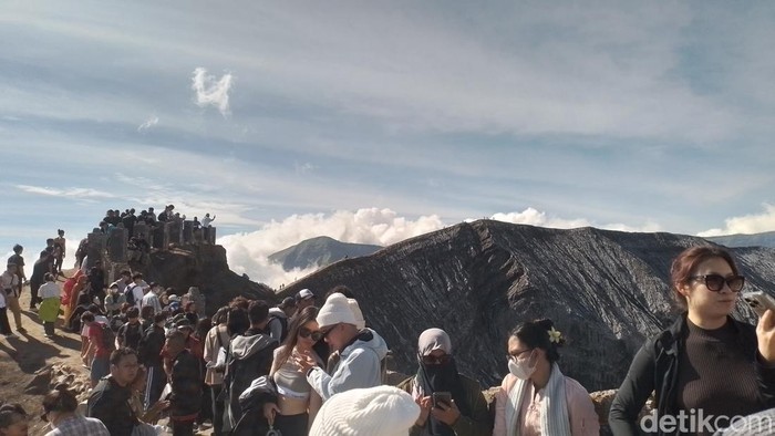 Wisatawan di Gunung Bromo