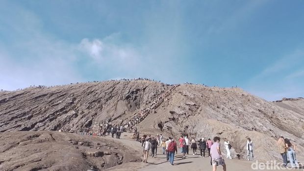 Wisatawan di Gunung Bromo