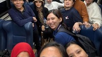 Foto selfie bersama dalam kereta menuju Yogyakarta. Seru ya ramai-ramai naik kereta ke Yogyakarta.