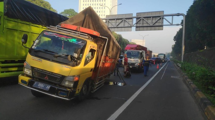 Ada Truk Patah As Roda di Tol JORR, Lalin Arah Kampung Rambutan Tersendat