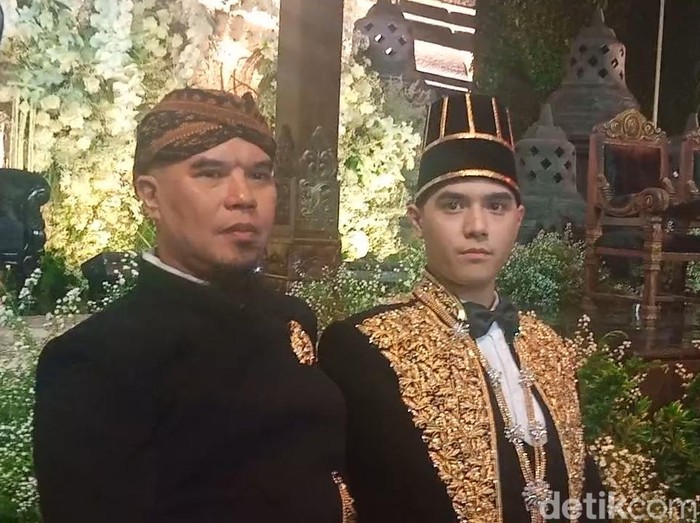 Penyanyi Ahmad Dhani (kiri) dan Al Ghazali (kanan) saat konferensi pers acara ngunduh mantu pernikahan Al Ghazali dengan Alyssa Daguise di Jakarta Convention Center (JCC), kawasan Senayan, Jakarta Pusat, pada Kamis (19/6/2025).