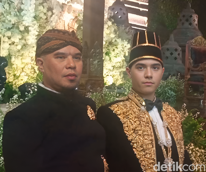 Ahmad Dhani (kiri) dan Al Ghazali (kanan) saat konferensi pers acara ngunduh mantu pernikahan Al Ghazali-Alyssa Daguise di JCC, kawasan Senayan, Jakarta Pusat, pada Kamis (19/6/2025).