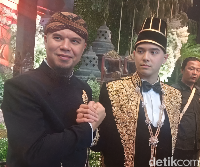 Ahmad Dhani (kiri) dan Al Ghazali (kanan) saat konferensi pers acara ngunduh mantu pernikahan Al Ghazali-Alyssa Daguise di JCC, kawasan Senayan, Jakarta Pusat, pada Kamis (19/6/2025).