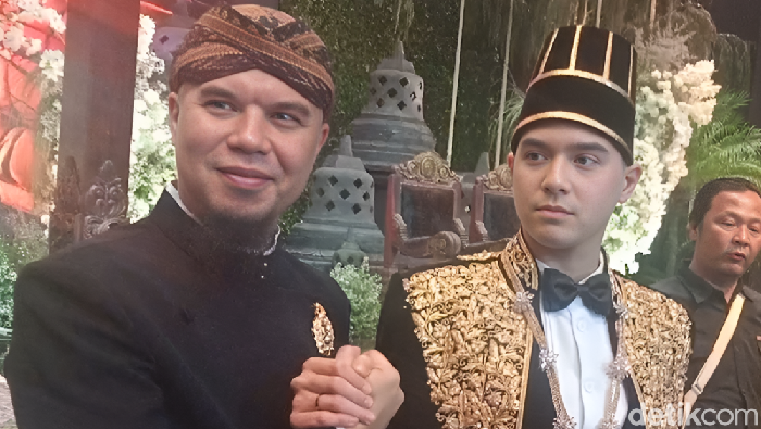 Ahmad Dhani Ahmad Dhani (kiri) dan Al Ghazali (kanan) saat konferensi pers acara ngunduh mantu pernikahan Al Ghazali-Alyssa Daguise di JCC, kawasan Senayan, Jakarta Pusat, pada Kamis (19/6/2025).