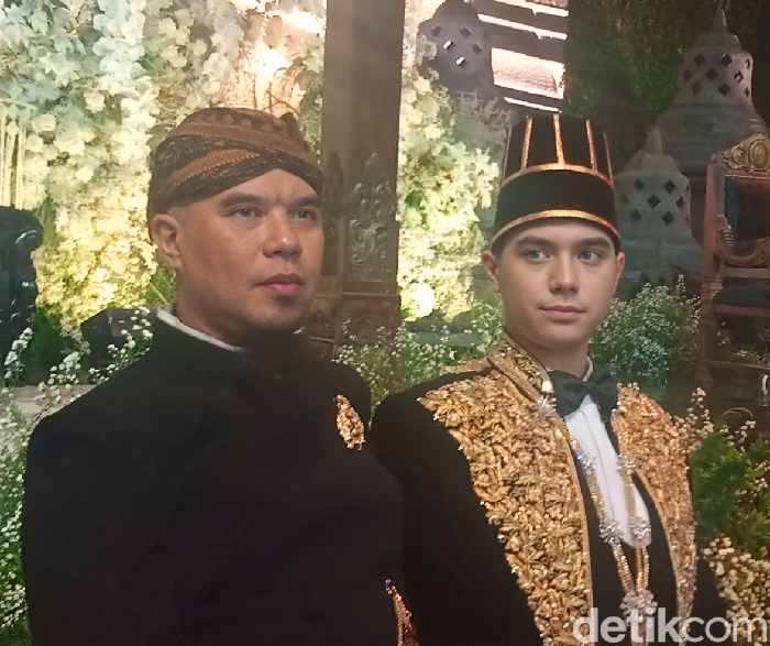 Ahmad Dhani (kiri) dan Al Ghazali (kanan) saat konferensi pers acara ngunduh mantu pernikahan Al Ghazali-Alyssa Daguise di JCC, kawasan Senayan, Jakarta Pusat, pada Kamis (19/6/2025).