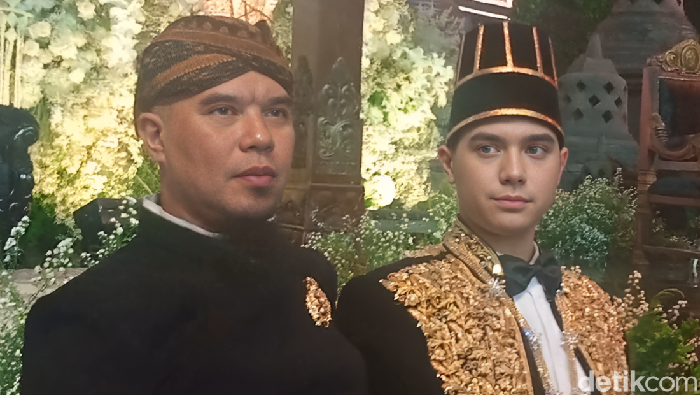 Ahmad Dhani (kiri) dan Al Ghazali (kanan) saat konferensi pers acara ngunduh mantu pernikahan Al Ghazali-Alyssa Daguise di JCC, kawasan Senayan, Jakarta Pusat, pada Kamis (19/6/2025).