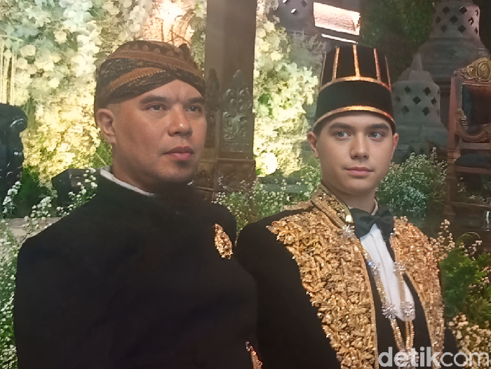 Ahmad Dhani (kiri) dan Al Ghazali (kanan) saat konferensi pers acara ngunduh mantu pernikahan Al Ghazali-Alyssa Daguise di JCC, kawasan Senayan, Jakarta Pusat, pada Kamis (19/6/2025).