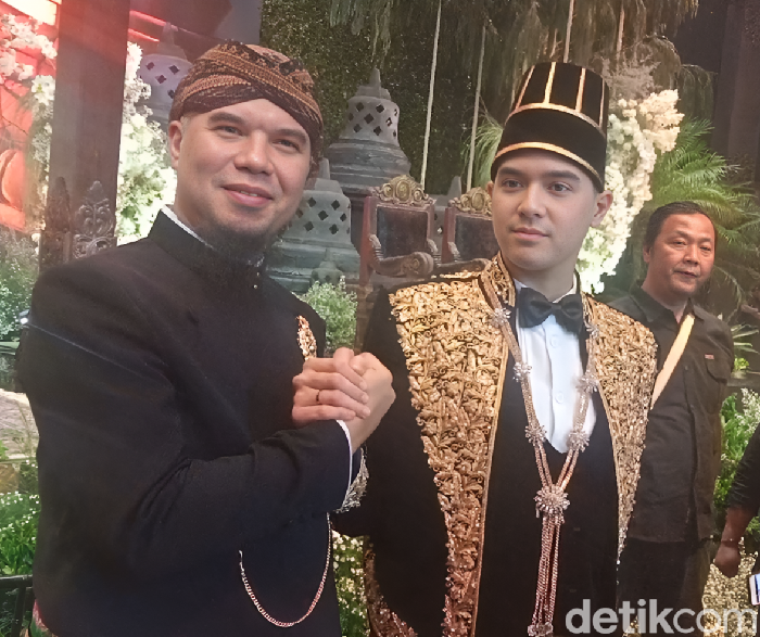 Ahmad Dhani (kiri) dan Al Ghazali (kanan) saat konferensi pers acara ngunduh mantu pernikahan Al Ghazali-Alyssa Daguise di JCC, kawasan Senayan, Jakarta Pusat, pada Kamis (19/6/2025).